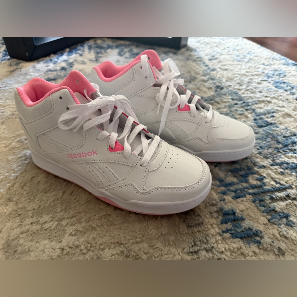 Reebok Kids Sneakers in White and Pink 6 Women's 7.5
